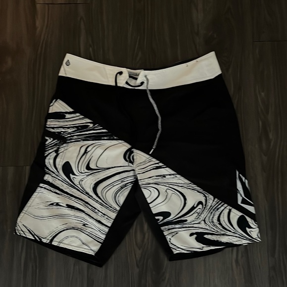 Volcom Other - Volcom mod tech board shorts size 32